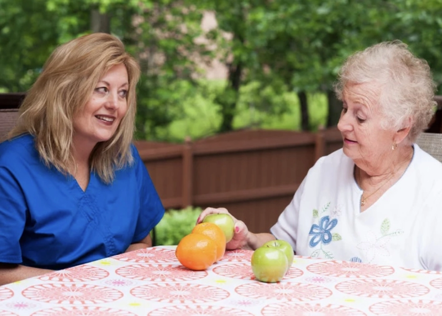 Dana Depenthal – Praxis für Logopädie – zwei alte Frauen reden miteinander