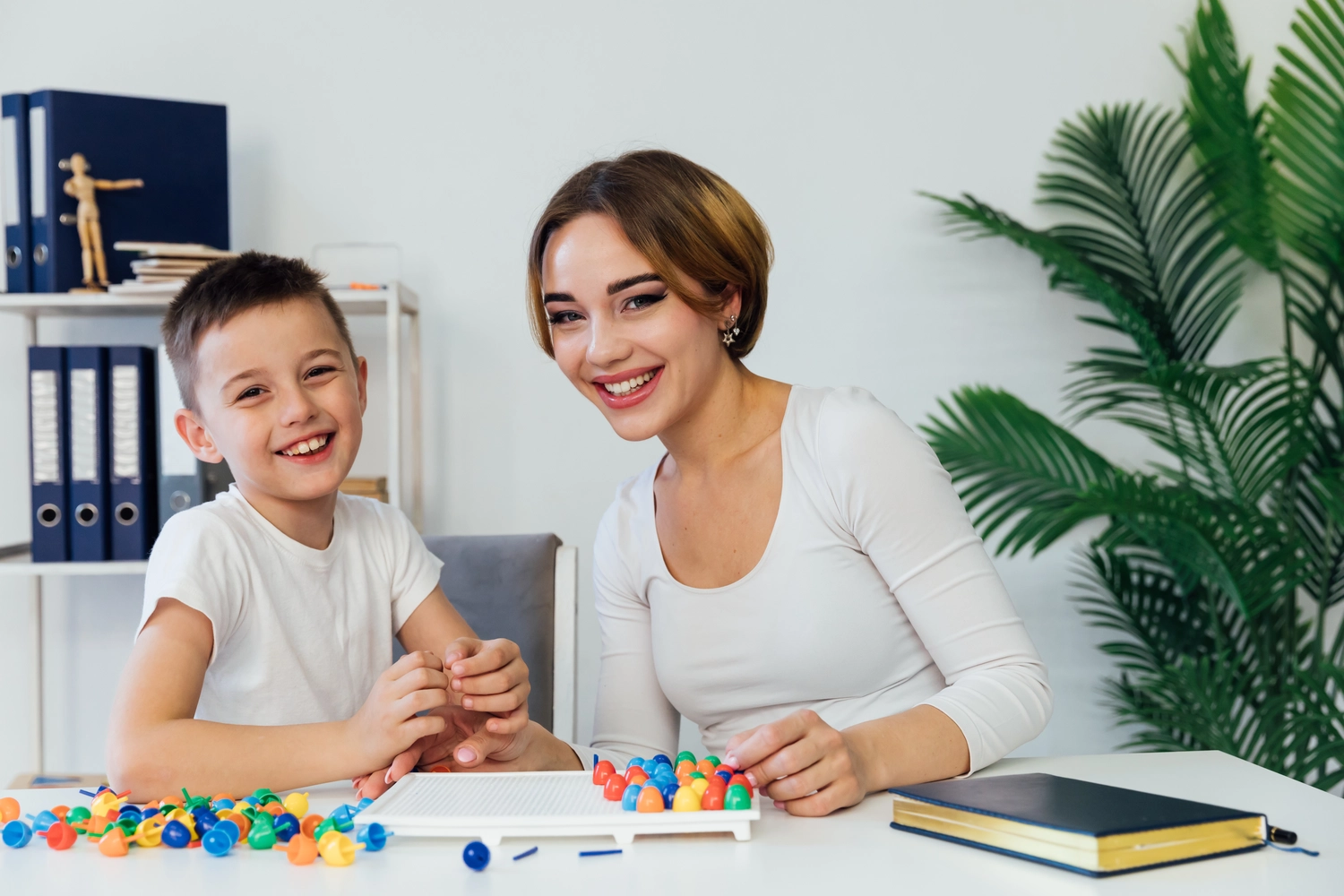 Dana Depenthal – Praxis für Logopädie – eine Kinderpsychologin beschäftigt sich in der Praxis mit einem Kind